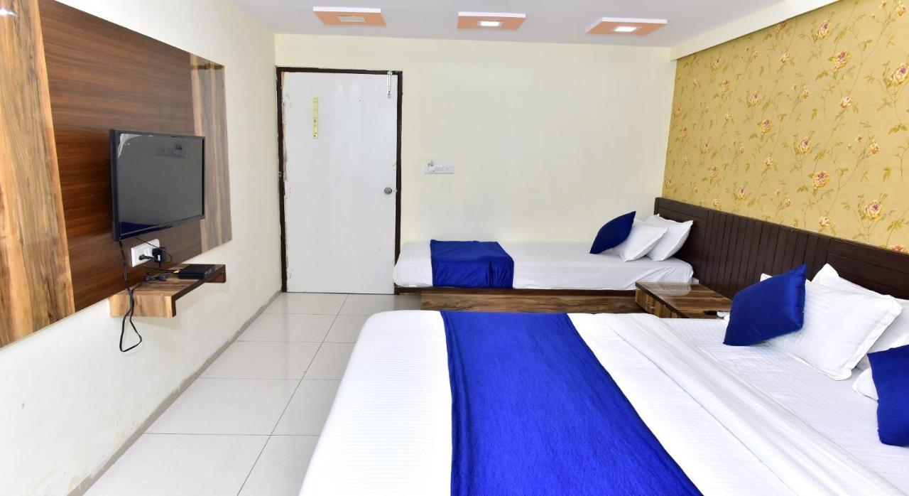 Hotel Peradiot Ahmedabad Exteriör bild
