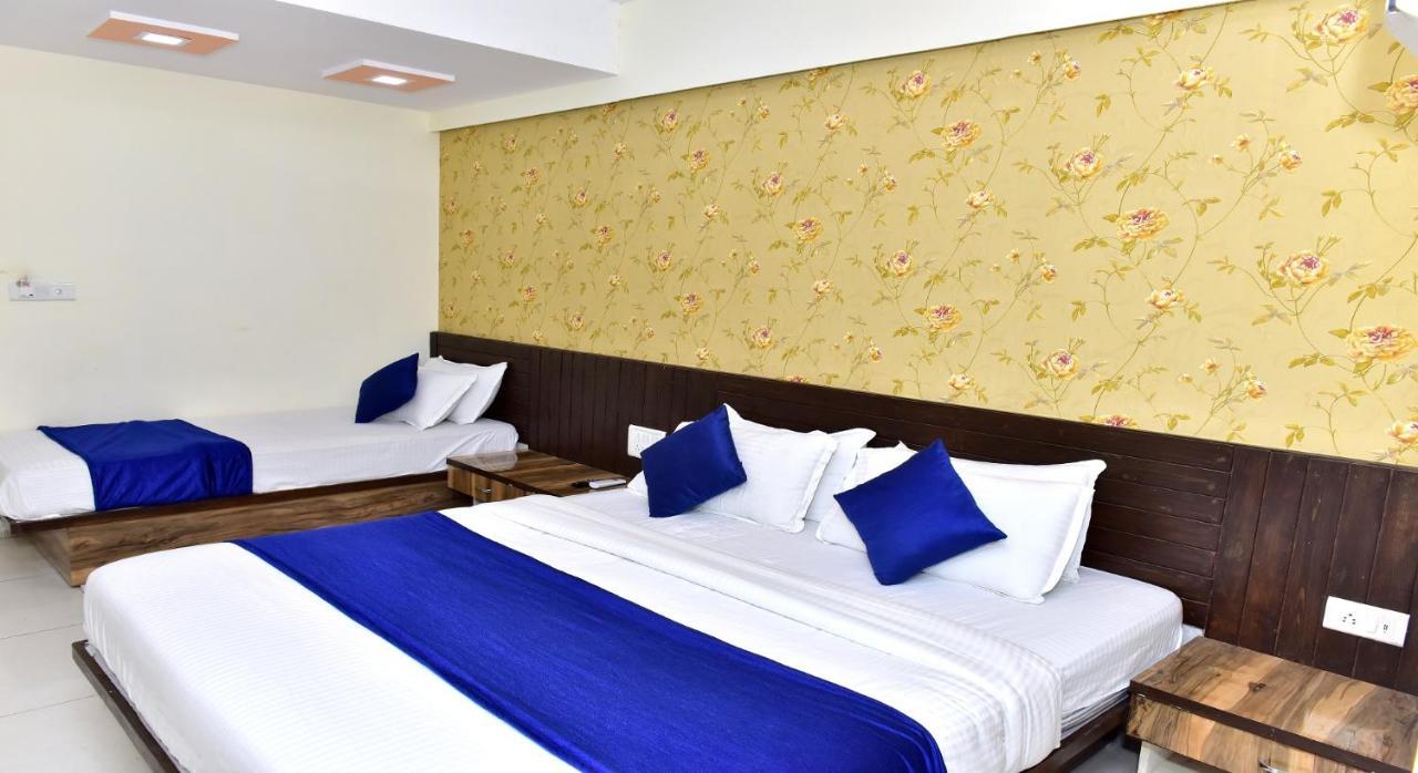 Hotel Peradiot Ahmedabad Exteriör bild