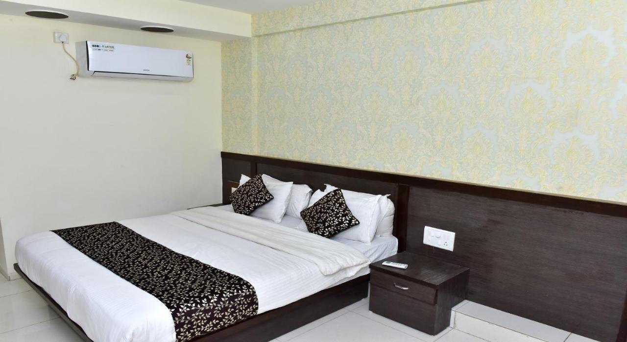 Hotel Peradiot Ahmedabad Exteriör bild