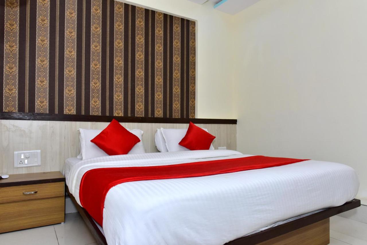 Hotel Peradiot Ahmedabad Exteriör bild