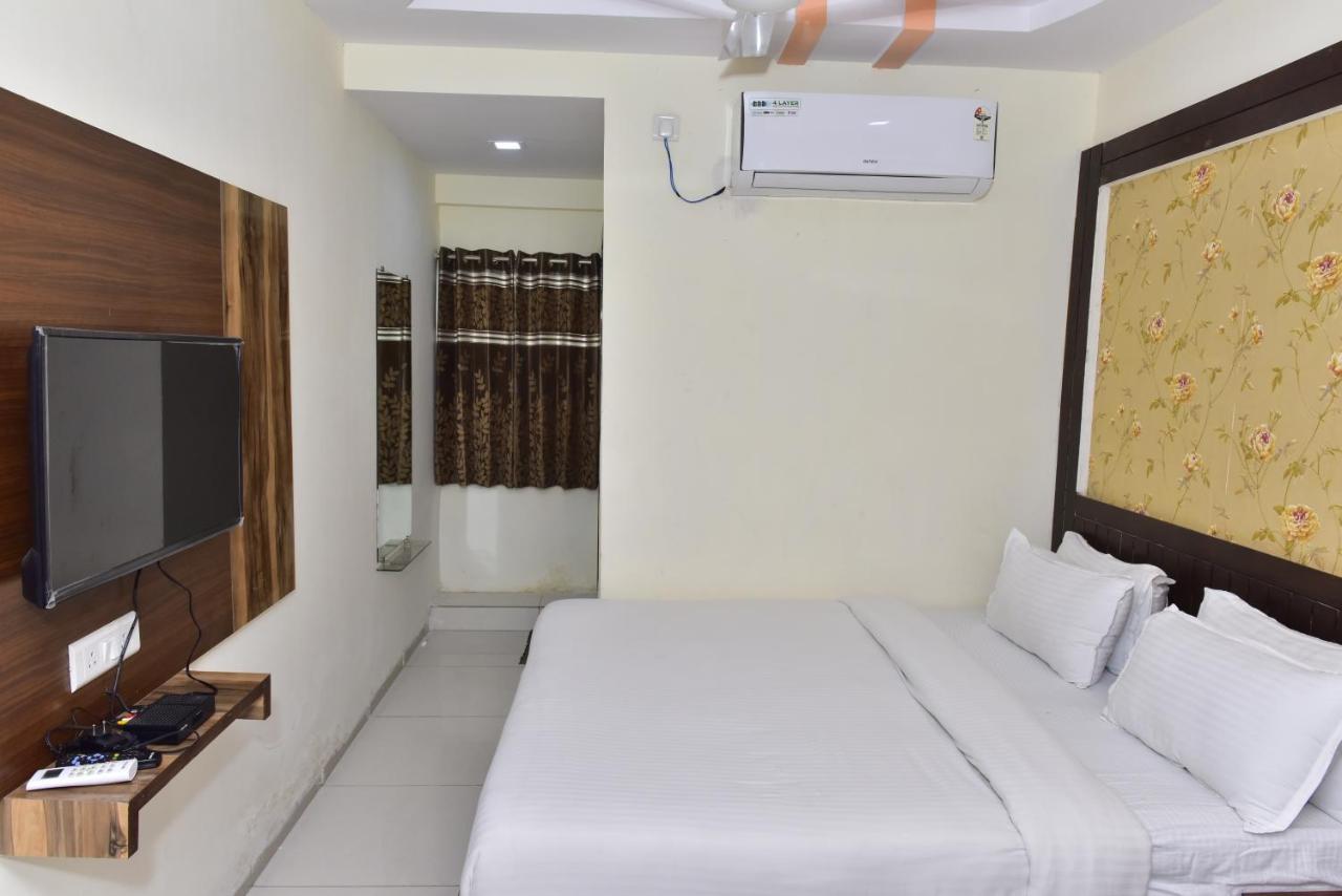 Hotel Peradiot Ahmedabad Exteriör bild
