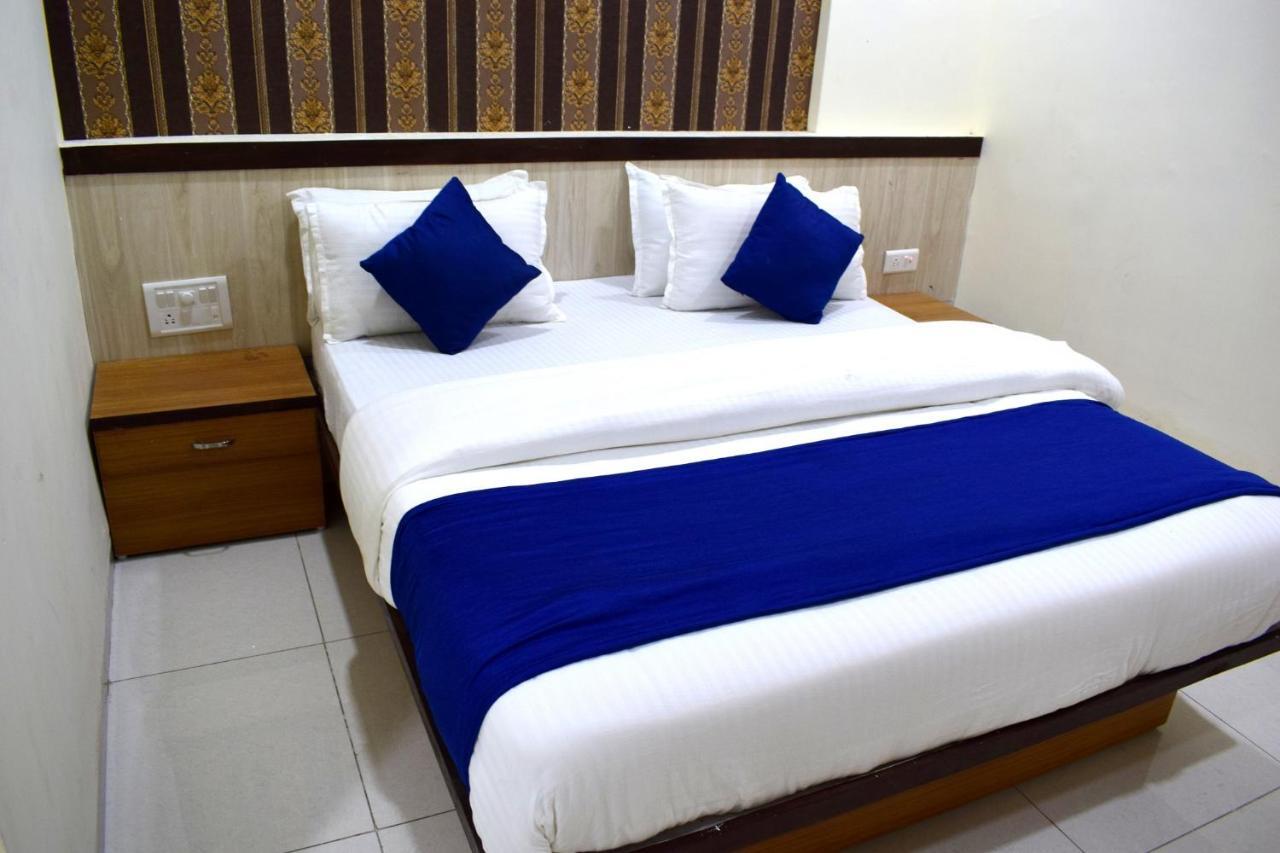 Hotel Peradiot Ahmedabad Exteriör bild
