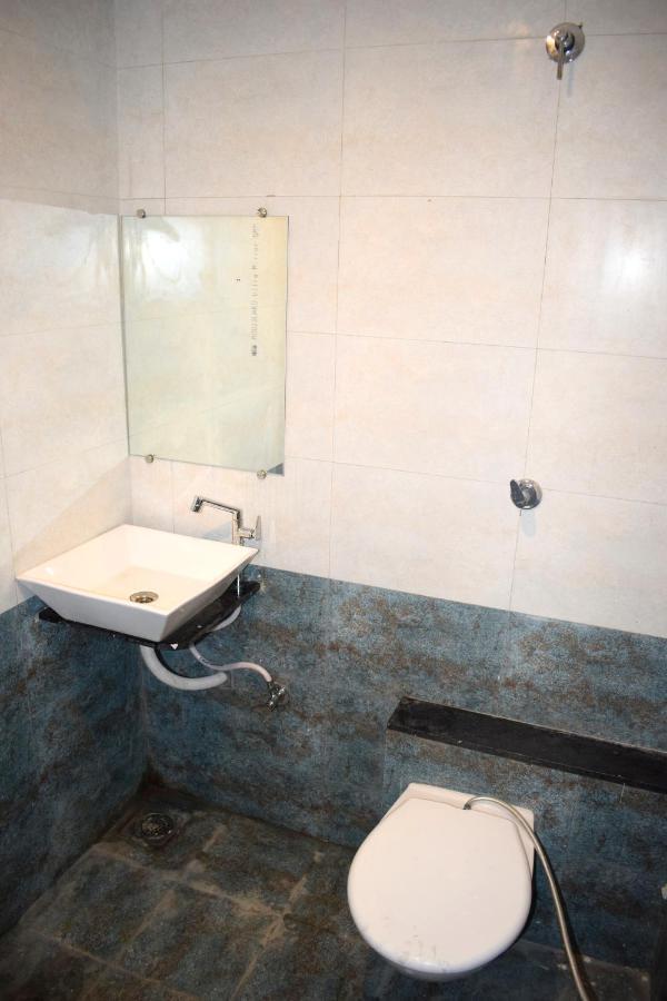 Hotel Peradiot Ahmedabad Exteriör bild